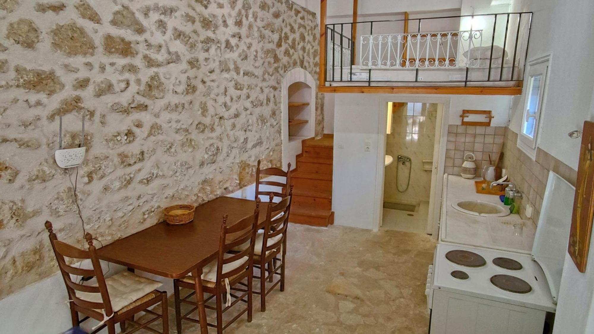 Στούντιο Σε Πέτρινο Σπίτι, Κοντά Σε Παραλία Kyparissia Exterior foto